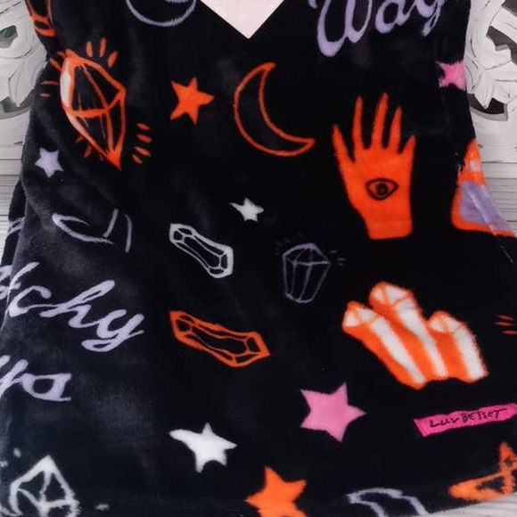 Betsey Johnson Witch Way Halloween Throw 50" x 60" - New - Picture 4 of 4